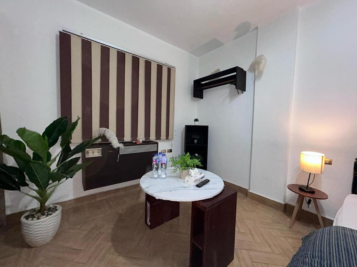 Niche Near To Airport, Nasr